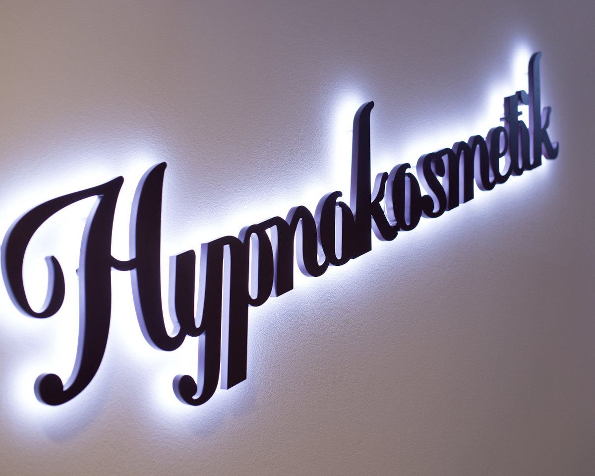 Beleuchteter Hypnokosmetik-Schriftzug im Studio